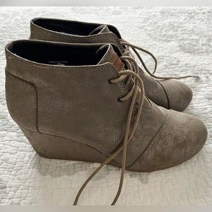 Tom’s Wedge Lace-up Bootie, Metallic Taupe- Women’s Size 10